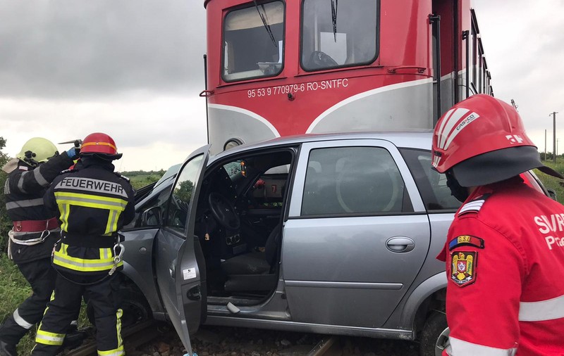 Șofer în stare gravă după ce mașina pe care o conducea a fost lovită de tren lângă Timișoara