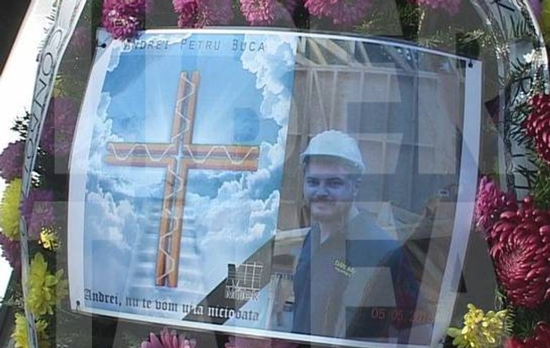 Una dintre victimele incendiului din Colectiv n-a scăpat de foc nici după moarte. I-au ars florile de pe mormânt și crucea