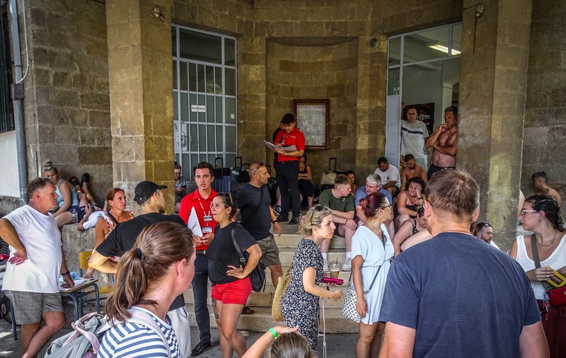 În jur de 30 de turiști români, evacuați din insula grecească Rodos, din cauza incendiilor. Anunțul MAE