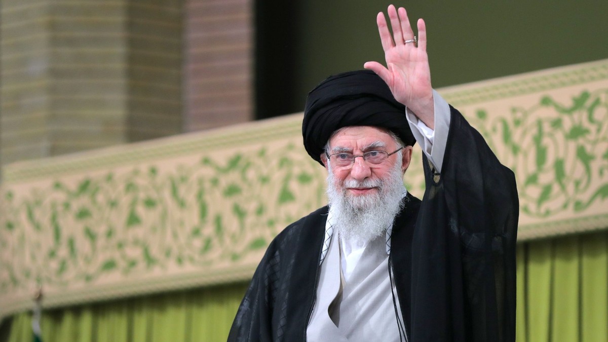 Liderul suprem iranian, ayatollahul Ali Khamenei, salută mulțimea în timpul unei întâlniri cu elevii și studenții din Teheran. Foto Profimedia