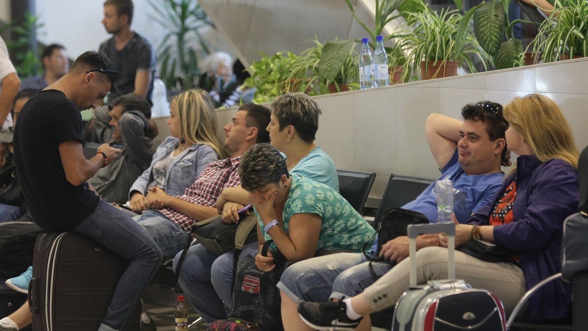 200 de turiști români sunt blocaţi de nouă ore pe un aeroport din Egipt