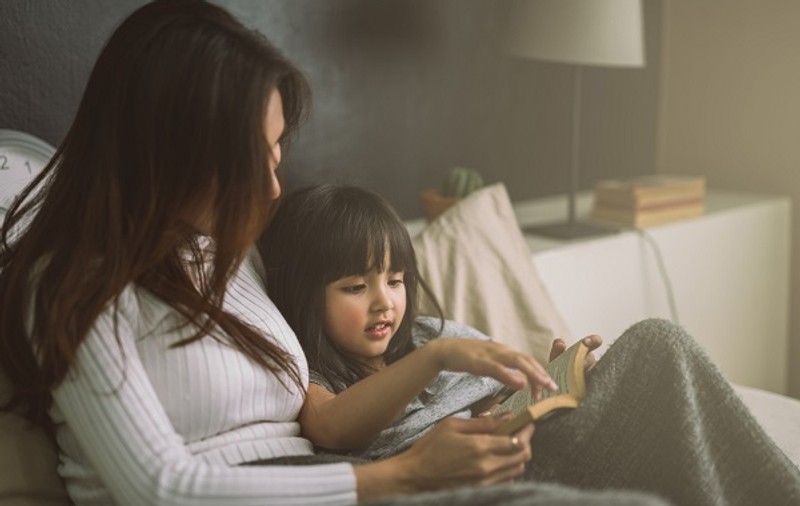 10 activități potrivite pentru copiii care nu pot dormi fără mami sau tati