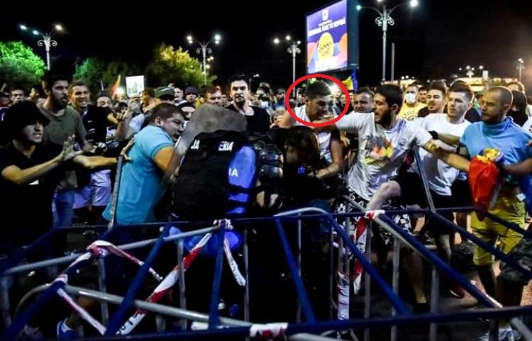 Momentul în care femeia jandarm este bătută în Piața Victoriei