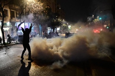 01 March 2023, Greece, Athens: Greek riopt police fire tear gas at protesters in front of the Greek Parliament, as several hundred university students marched through Athens to protest the deaths of dozens of people in Greece's worst recorded rail accident. At least 36 people were killed when a freight train collided with a passenger train in central Greece on Tuesday night, with many people still believed to be trapped under the debris. Photo: Eurokinissi/Eurokinissi via ZUMA Press Wire/dpa