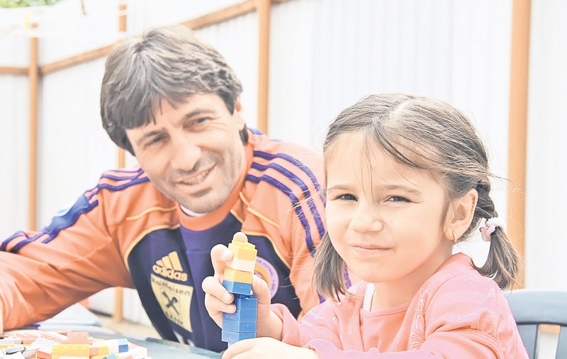 Iosif Rotariu a renunţat la postul de antrenor la FC Bihor, pentru a avea grijă de Kassandra, fiica lui adoptivă