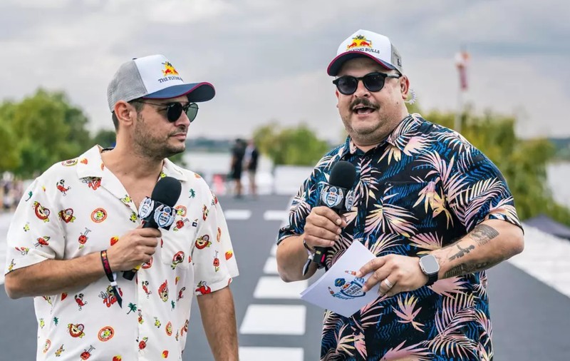 38 de piloți trăsniți au sfidat gravitația la Red Bull Flugtag cu mașinăriile lor zburătoare. Echipa Pegasus 27 a câștigat competiția