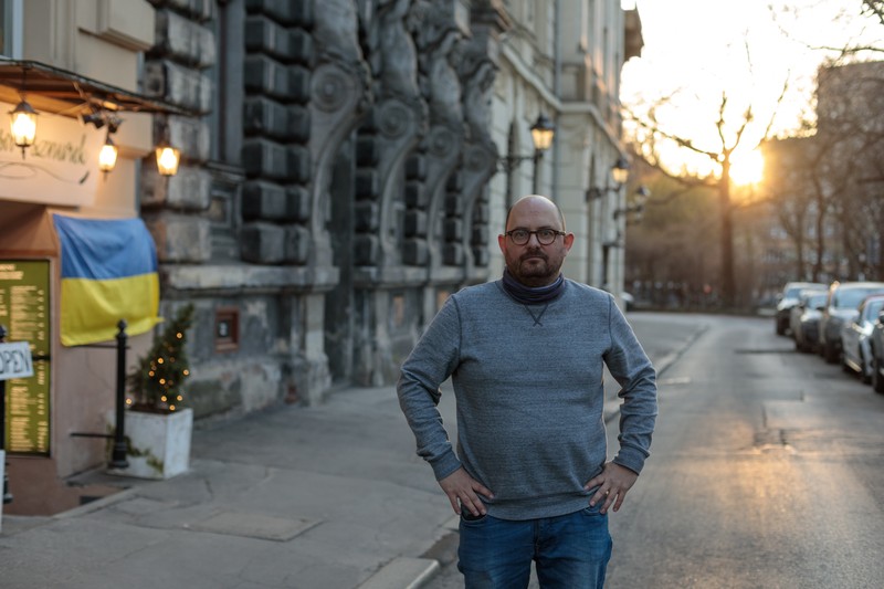 Piotr Stolecki, în fața clădirii biroului. Foto: Vlad Chirea / Libertatea