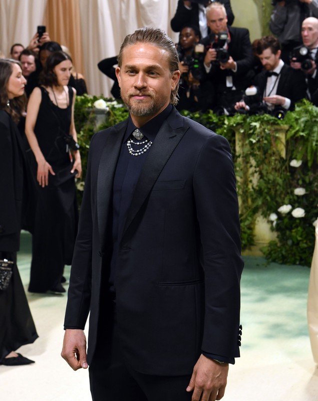 Charlie Hunnam a slăbit 14 kg pentru a se transforma în criminalul Ed Gein în noul serial Netflix „Monster”