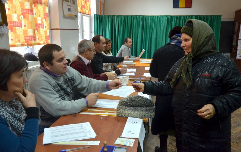 OPINIE/ Vasile Ernu, despre videoclipul viral cu îndemnul la vot al bunicii: Ce facem cu Bunica de alegeri? Ce alegem: minciuna promisă sau ura promisă?