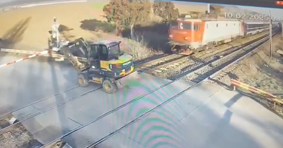 Un buldoexcavator fost lovit, luni, de un tren al SNTFC CFR Călători.