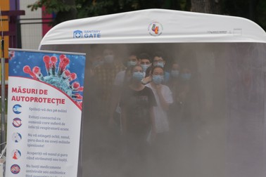 Copiii trebuie să treacă printr-un tunel dezinfectant, montat în curtea școlii