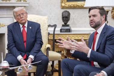 Vicepreședintela american JD Vance (dreapta), alături de președintele Donald Trump. Foto: Hepta