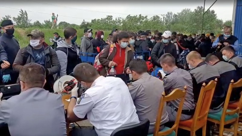 Peste 30.000 de români tranzitau vineri, 16 mai 2020, punctul de trecere a frontierei de la Nădlac | Foto: Hepta