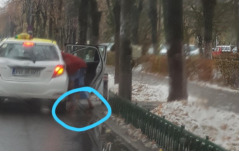 Un bărbat din Ploiești a sfidat vremea rea! A mers desculț prin zăpadă