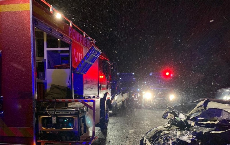 VIDEO&FOTO/ Doi morți și trei răniți, într-un teribil accident în Bacău. Din cele două mașini care s-au ciocnit frontal a rămas un morman de fiare
