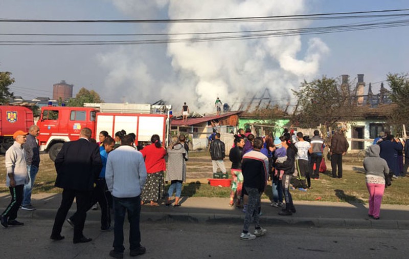 Incendiu violent în Câmpia Turzii. Peste 80 de oameni, inclusiv copii, afectați