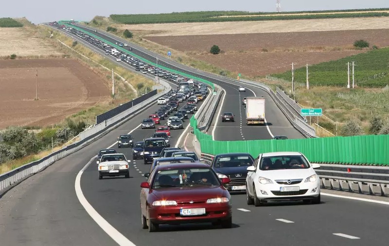 Restricții de circulație pe drumurile naționale, expres și autostrăzi din județele vizate de codurile roșii și portocalii de caniculă