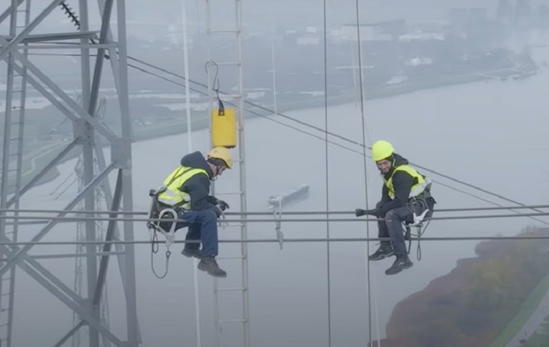 Muncitori români, filmați pe cei mai înalți stâlpi electrici din Olanda, la 163 de metri înălțime: „Muncă amețitoare” | VIDEO