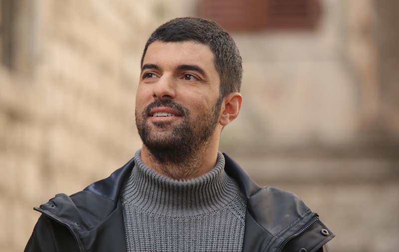 Cine este Engin Akyurek, actorul principal din filmul „Fiica ambasadorului”. Detalii neștiute au ieșit acum la iveală