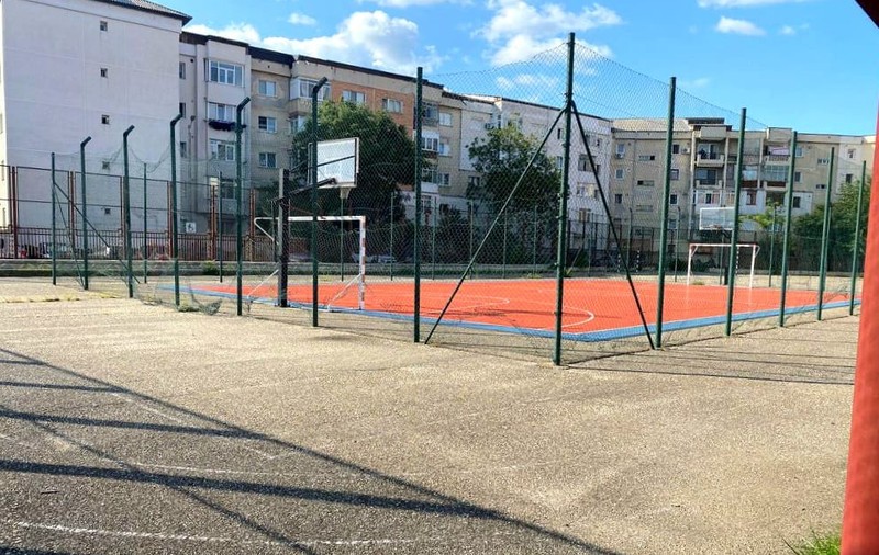 Avocatul Poporului, sesizat pentru că Primăria Bacău ţine închise terenurile de sport ale şcolilor