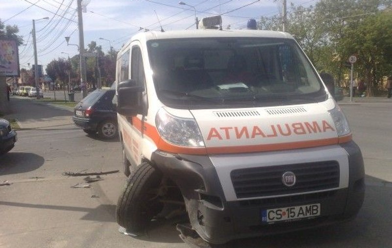 Două ambulanțe s-au ciocnit în Arad. Ambulanța privată a tamponat-o puternic pe cea de stat