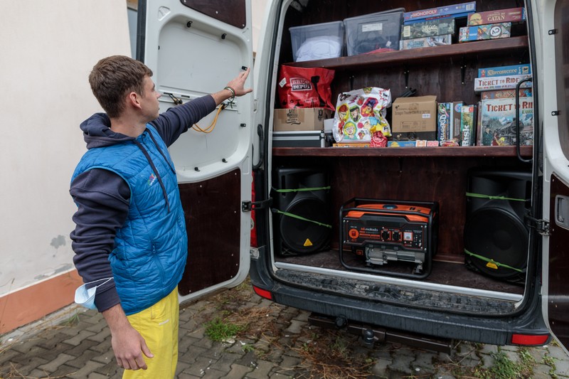 Paco, unul dintre voluntari, se ocupă de centrul mobil de tineret, o dubă convertită în spațiu de evenimente, „un Volkswagen Crafter cu băncuțe de stat jos, băncuțe de scos afară, jocuri, playstation, independent energetic, are un generator, are internet mobil, și o ducem oriunde”&nbsp;