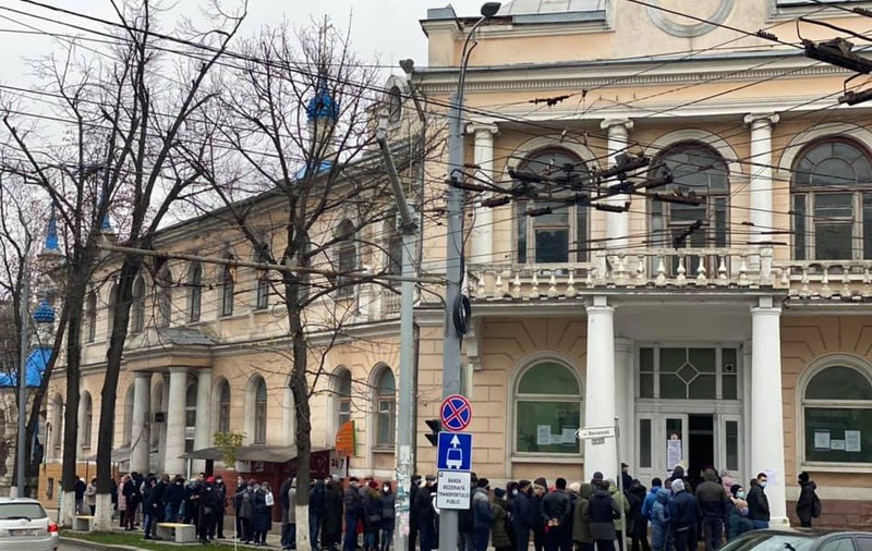 VIDEO  | Alegeri parlamentare 2020. Cozi la secțiile de votare din Chișinău