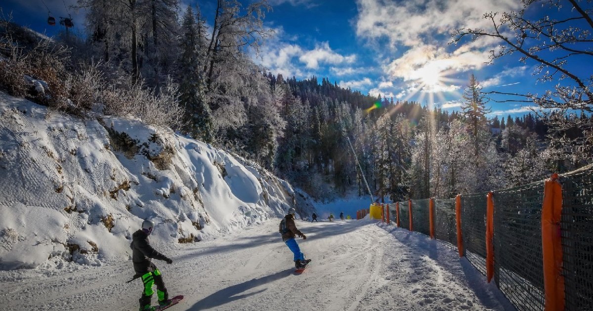 Stațiunea Poiana Brașov din România, schi și snowboarding pe pârtii în timpul iernii