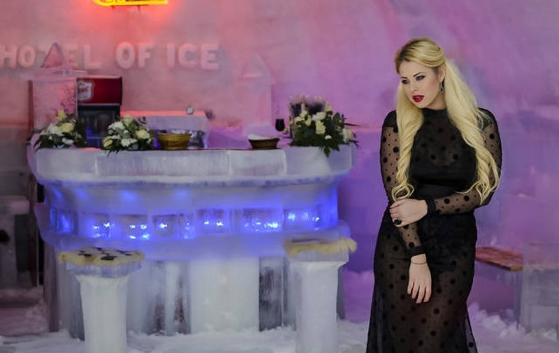 Roxana Nemeș îngheață și topește sufletele străinilor care ne vizitează