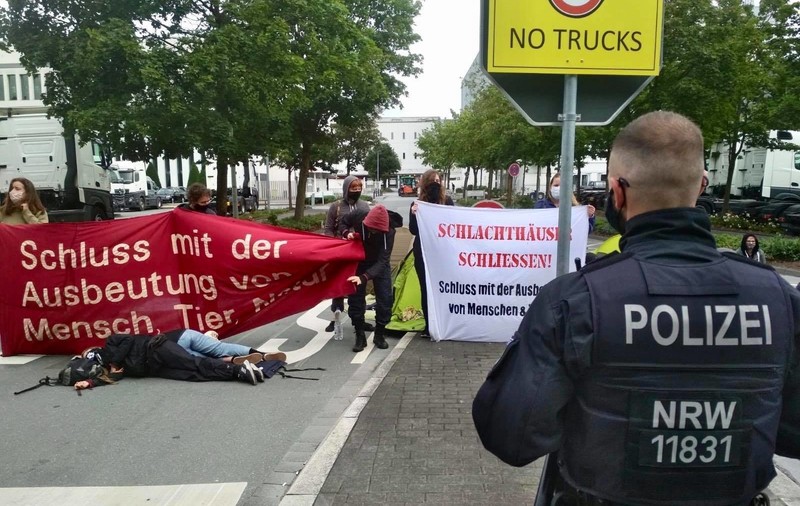 Proteste la abatorul Tönnies, acolo unde aproape 1.000 de români s-au infectat cu coronavirus. Activiștii au blocat intrarea în companie