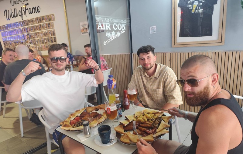 Cât costă o friptură uriașă cu garnitură, un desert și o halbă de bere bonus, în Benidorm: „Superafacere!” | VIDEO