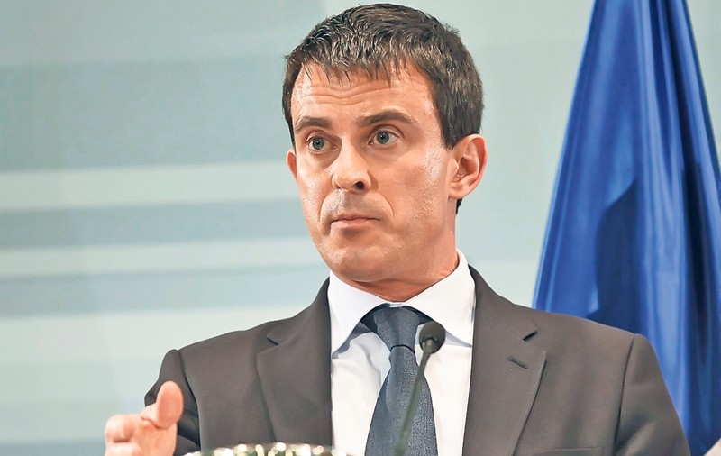 Fostul premier francez Manuel Valls, atacat cu făină | VIDEO