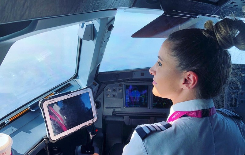 INTERVIU. Femeia căpitan de aeronavă care scrie pentru a le da aripi copiilor: „Cei mici sunt mai puternici decât ne închipuim”