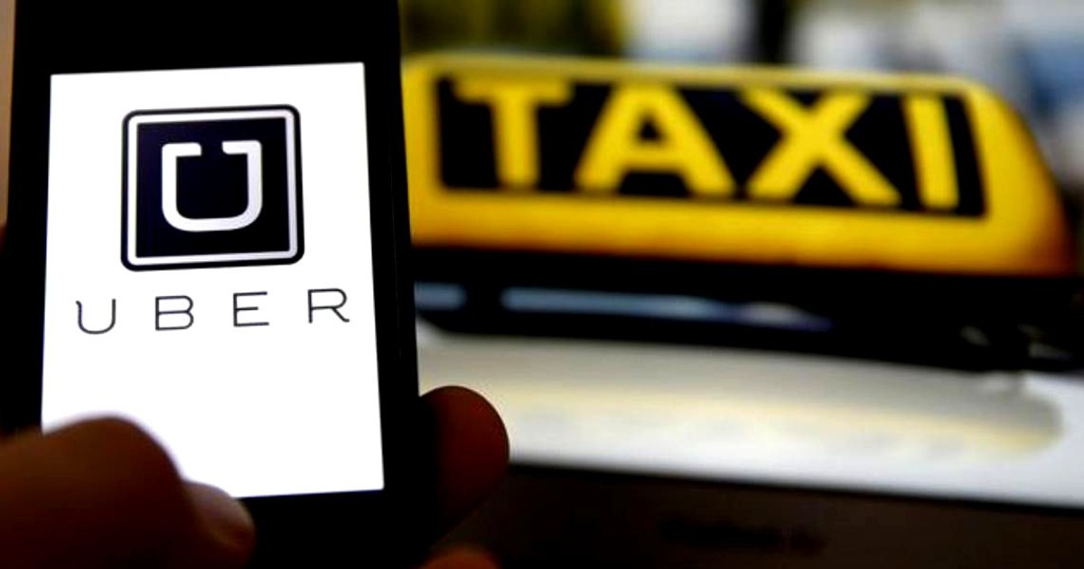 Uber primește o licență temporară în Londra. În România nu are deloc. Aplicația Uber deschisă pe un smartphone, cu un taxi galben în spate