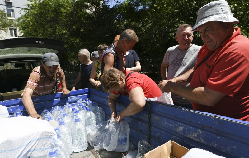 „Mă plimb ca un măgar, forțată să car”. Viața într-un oraș ucrainean rămas fără apă potabilă după distrugerea barajului Nova Kahovka
