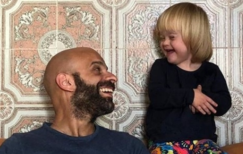 Un bărbat singur a adoptat o fetiță cu Sindromul Down care fusese refuzată de 20 de familii!