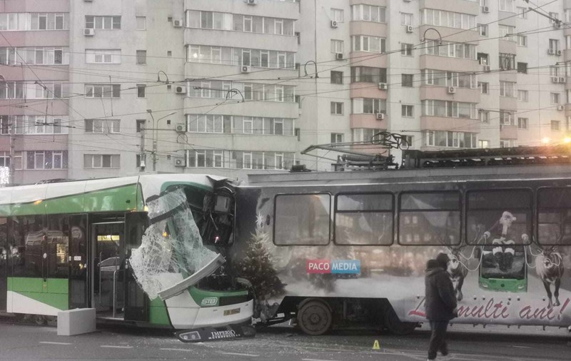 Două tramvaie s-au ciocnit violent în București. Trei persoane au fost transportate la spital