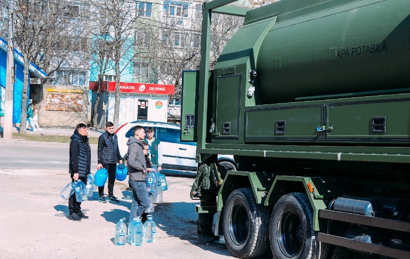 Un oraș din România trimite 100.000 de litri de apă unui municipiu din Republica Moldova