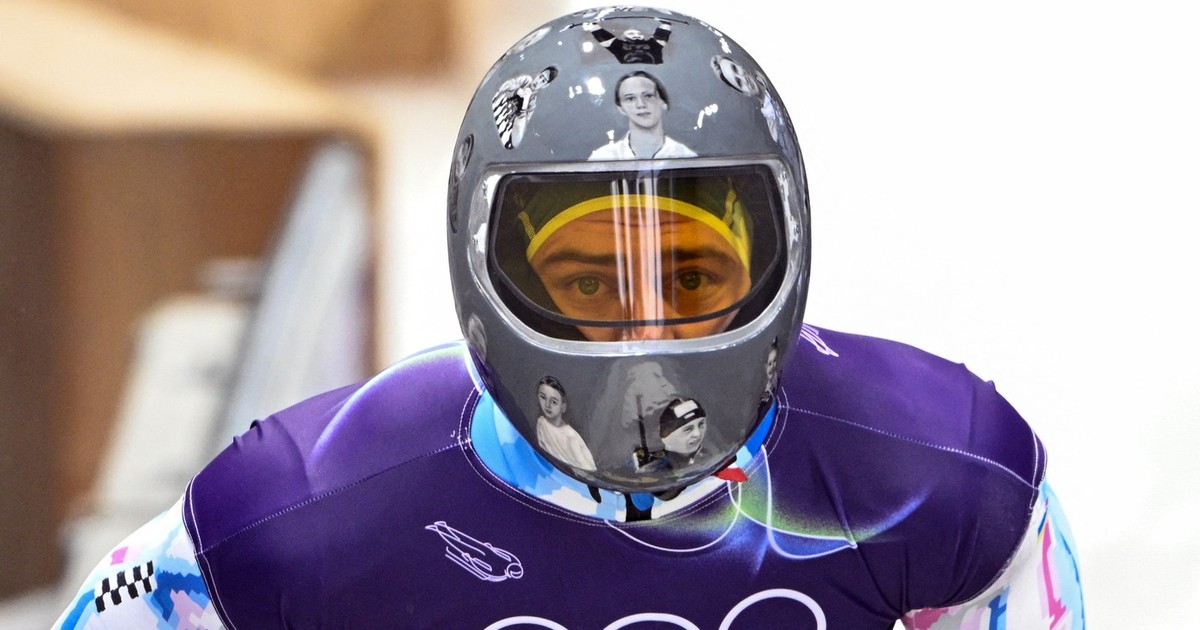 Sportivul ucrainean Vladislav Heraskevici poartă o cască cu imagini ale unor colegi de-ai săi uciși pe front Foto: Profimedia