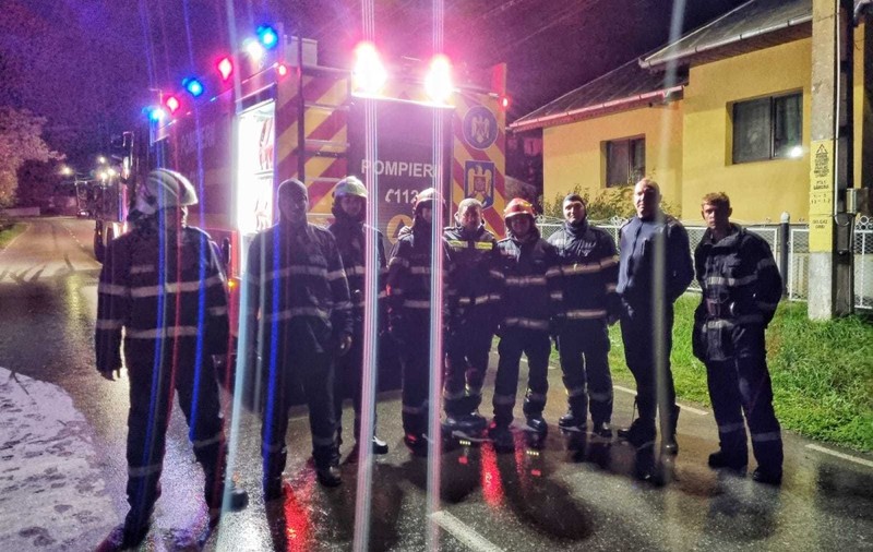 O femeie de 79 de ani din Neamț a fost salvată din casa în flăcări de un pompier
