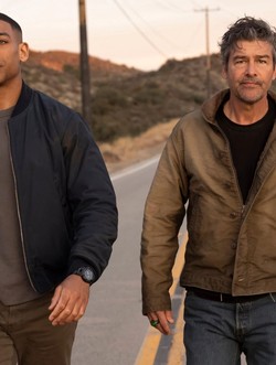 Aaron Pierre și Kyle Chandler în „Lanterns”