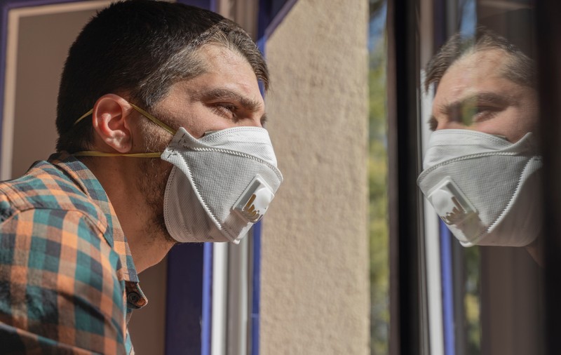 OMS recomandă purtarea măștilor sanitare și în casă. În ce condiții trebuie să facem asta