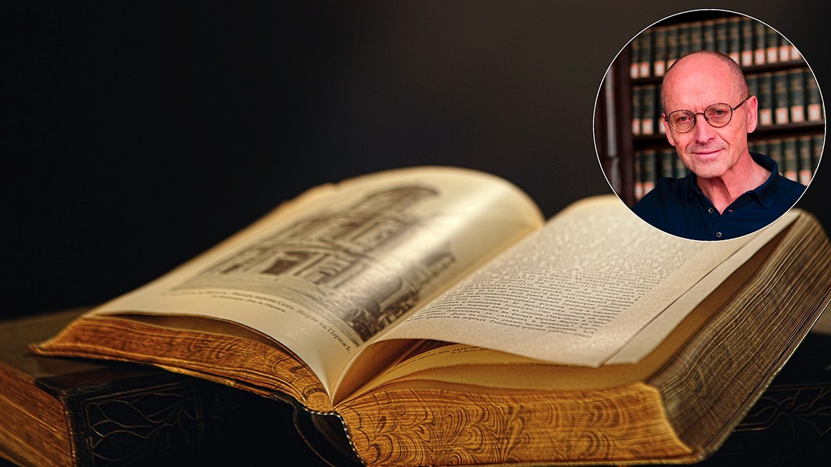 Colaj realizat din două fotografii: una mare cu o Biblie veche deschisă și un medalion în dreapta sus cu poza traducătorului Mauro Biglino.
