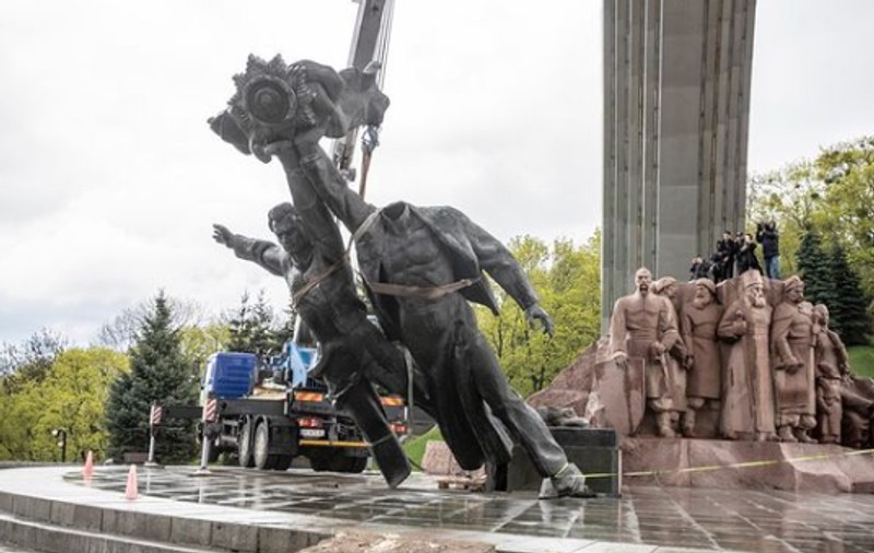 Un monument dedicat prieteniei ruso-ucrainene a fost demolat. Primarul din Kiev: „Nu-ți ucizi fratele”