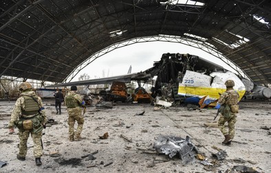 Rămășițele avionului Antonov An-225 Mriya - „Visul” | Foto: EPA-EFE/OLEG PETRASYUK