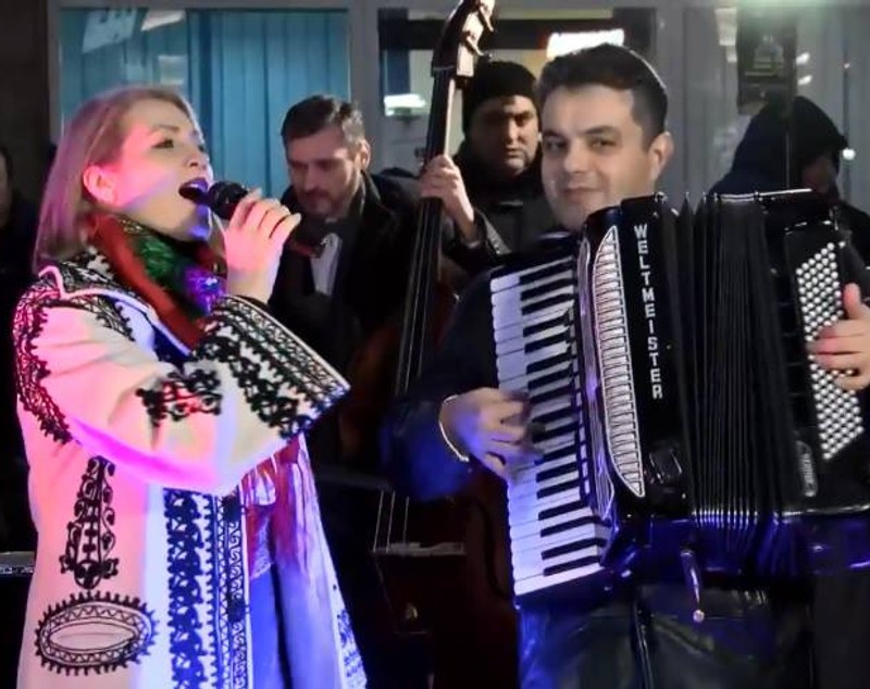 VIDEO & FOTO / Flash mob în Gara de Nord! Ai LIBERTATEA să te prinzi în HORA UNIRII cu Nicolae Voiculeț, Mirela Vaida și Ilie Năstase în Gara de Nord!