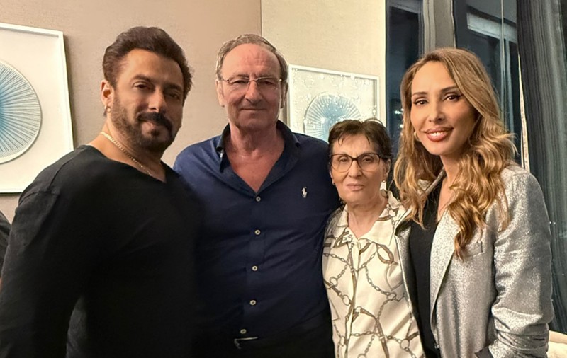 Cum a fost surprinsă Iulia Vântur cu părinții la concertul lui Salman Khan din Dubai. Starul de la Bollywood a făcut show în fața socrilor