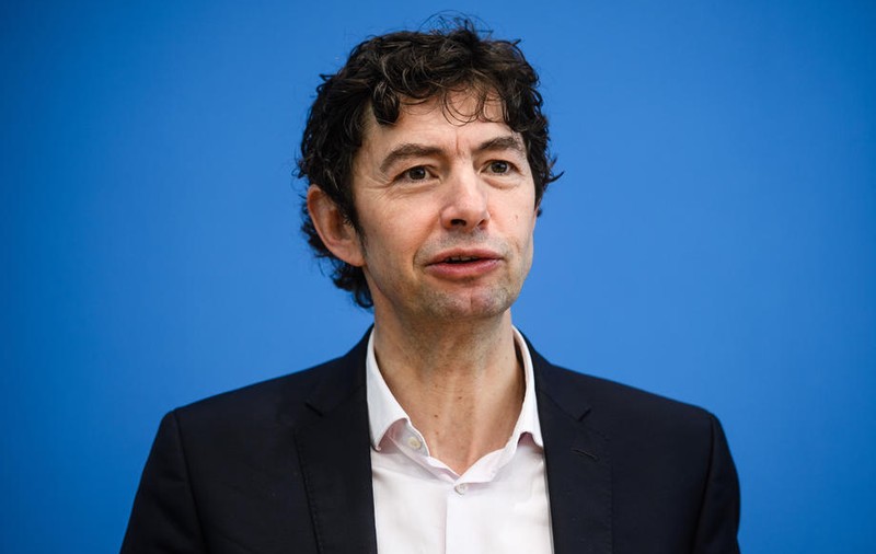Un reputat virusolog german a primit un pachet cu un eşantion pozitiv de coronavirus, cu mesajul "Bea asta - vei fi imunizat"