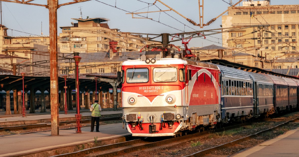 Un tren de culoare roșie din Gara din Nord