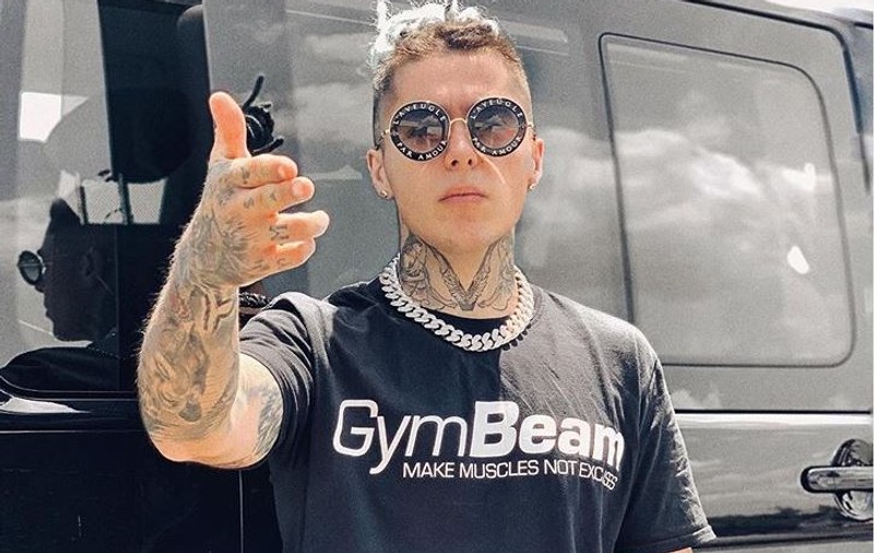 Lino Golden, agresat în timpul unui concert la Huși. „Un țăran care a aruncat cu o piatră pe scenă”